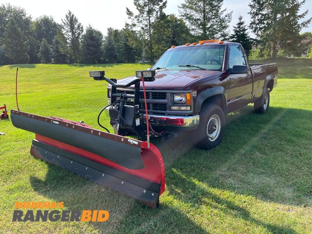 Lot 30-4005 - 2000 Chevrolet C/K 2500 with a 5.7L V8 OHV 16V engine. with Plow and 75,276 miles Regular Cab Long Box Plow Truck 4x4