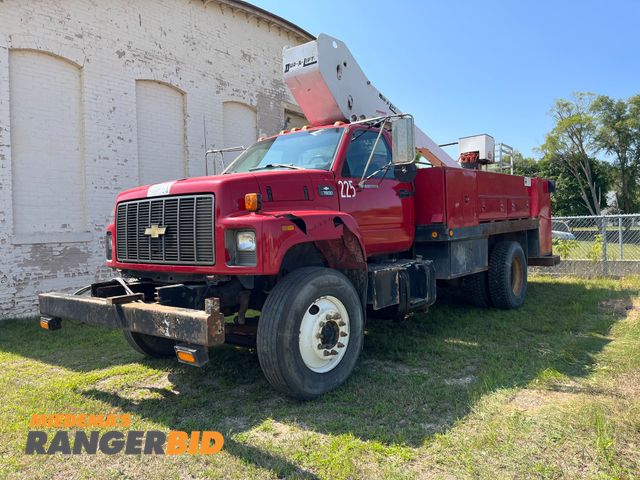 Lot 30-1640 - 2002 Chevrolet C7H042 with a 7.2L L6 TURBO DIESEL engine. Boom Truck /Bucket Truck / Aerial Bucket T...