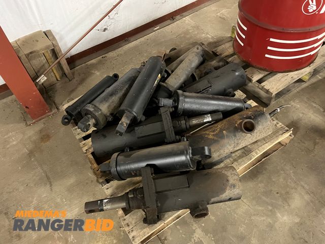 Lot 30-946 - Pallet of cylinders
