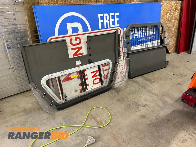 Lot 30-2557 - Police vehicle guard / cage