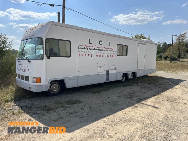 Lot 30-10676 - 1995 Chevrolet Eagle With 2,743 miles Commercial  Upfit  Mobile  Clinic Unit  RWD