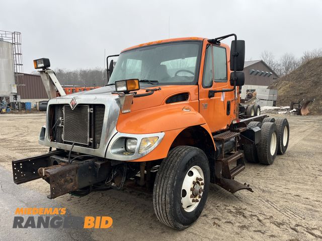 Lot 30-2356 - 2006 International 7400 6X4 with DT570 engine Dump Truck