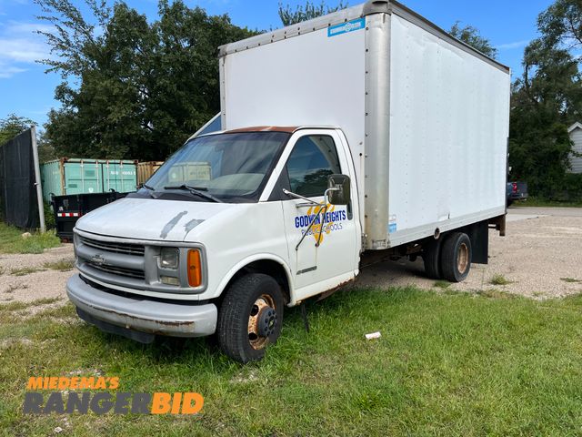 Lot 30-3822 - 2001 Chevrolet 3500 Express with a 5.7L V8 OHV 16V engine. Box Truck