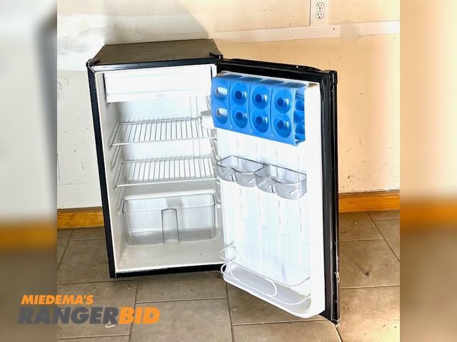 Lot 30-9798 - Electric Whirlpool 4.2 cubic foot Mini Refrigerator/Freezer