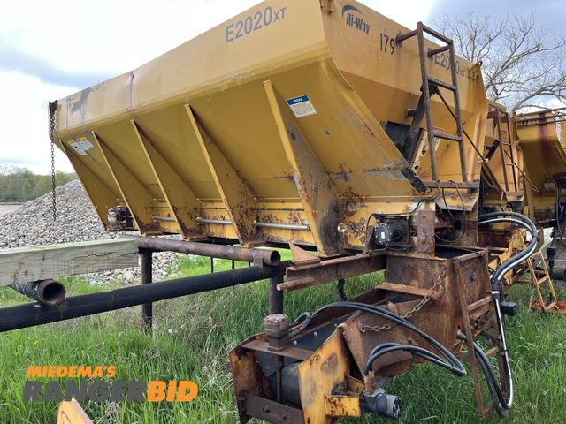 Lot 30-855 - Highway E2020XT13 Stainless steel Salter / Sander. There is damage to the chute. Worked when taken o...