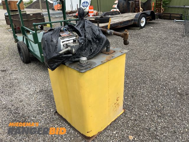Lot 30-950 - Hydraulic Pump with tank. No leakes