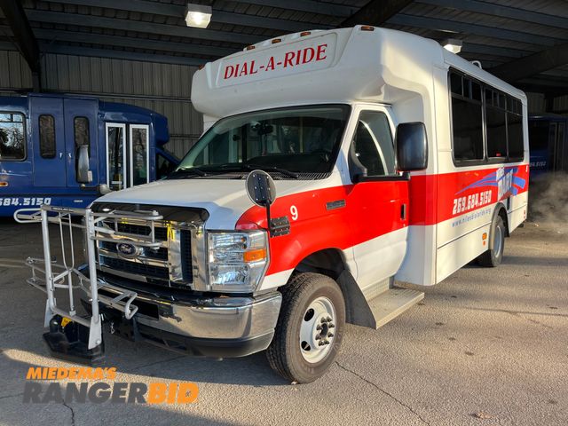 Lot 30-2774 - 2016 Ford Econoline E450 with a 6.8L V10 SOHC 20V engine. Bus