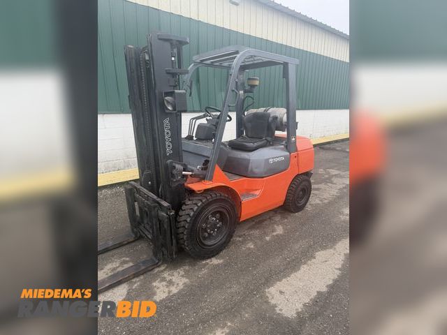 Lot 30-1112 - Toyota 7fgu30 Forklift Toyota forklift 6000 capacity 
2 stage with side shift run and drive 
See vid...