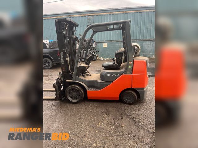 Lot 30-2092 - 2016 Toyota  8fgcu30 Forklift 2016 Toyota forklift 
6000 LBS capacity 3 stage with side shift and fo...