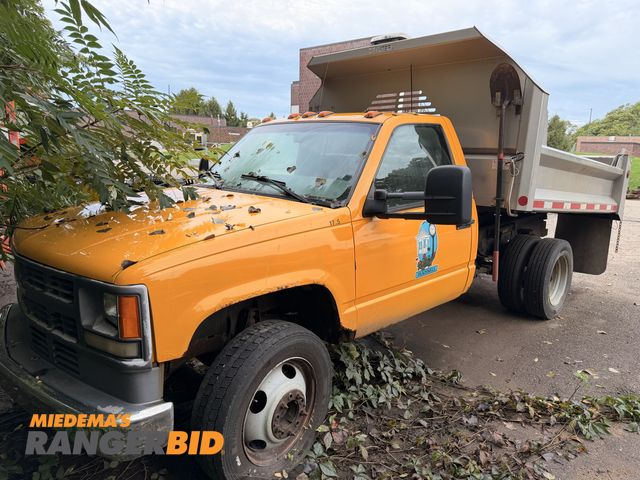 Lot 30-3664 - 1998 GMC GMT-400 Regular Cab Dump Bed Pickup Truck RWD