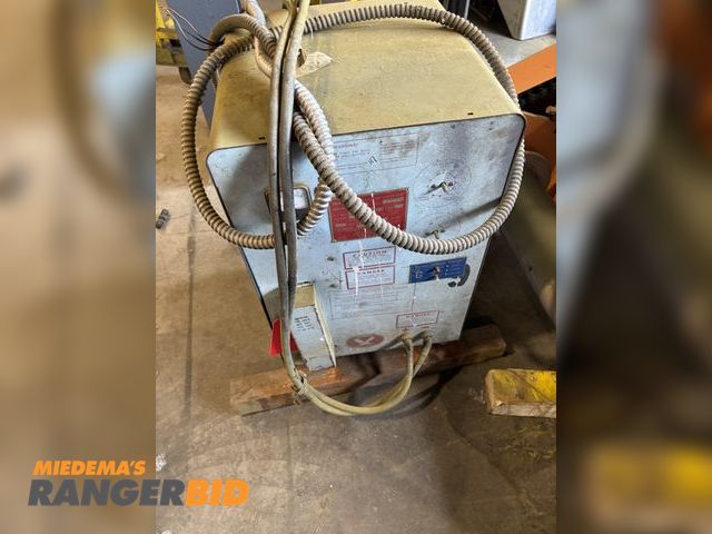 Lot 30-10474 - Battery Charger, 460-3-60 Volt input / 24 Volt DC output. Used for fork lift battery.