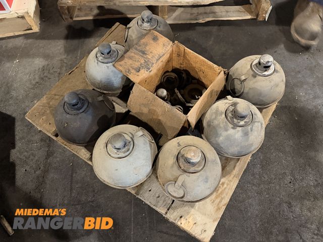 Lot 30-3861 - Pallet of Road Flares