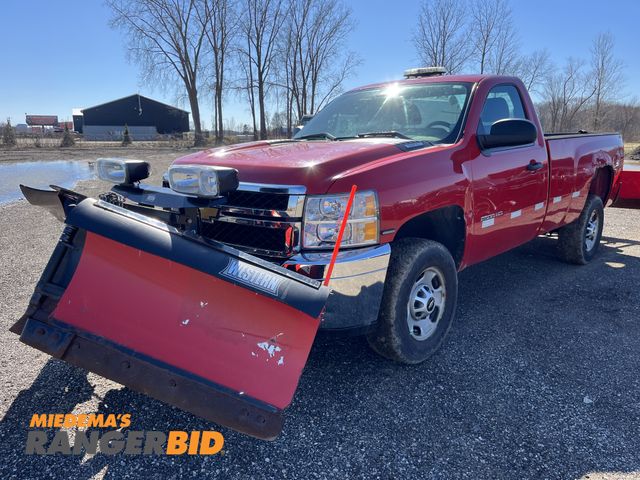 Lot 30-4333 - 2012 Chevrolet Silverado 2500 Regular Cab Long Box Plow Truck 4x4