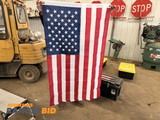 Lot 30-3638 - Lot of (13) American Flags 3'x5' Barely used.