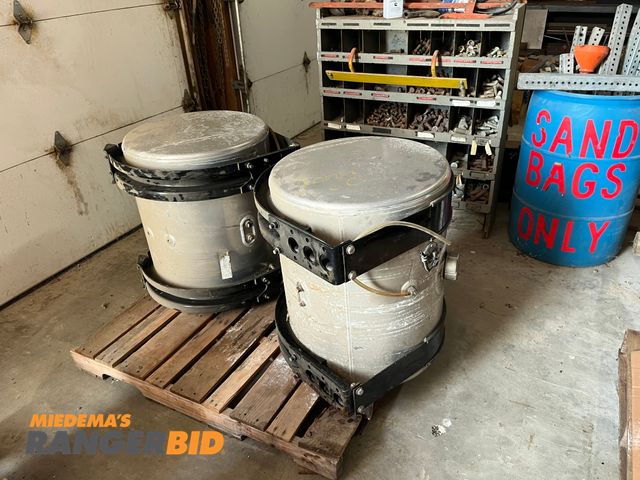 Lot 30-3909 - 2 DTNA 50 Gallon Aluminum Fuel tanks with straps used only once.
•	Municipality owned
•	Seller will load