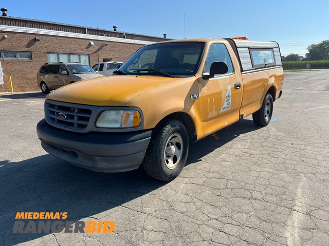 Lot 30-3522 - 2002 Ford F-150 with a 4.2L V6 OHV 12V engine. XL Regular Cab Long Box Pickup Truck RWD