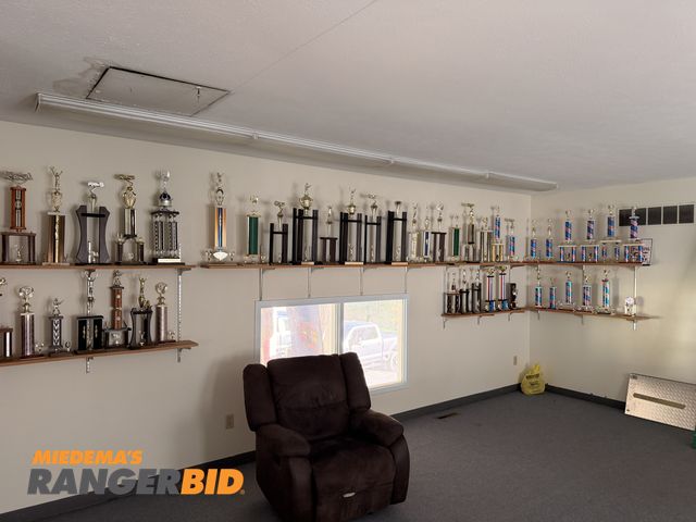Lot 30-3338 - Large lot of trophies