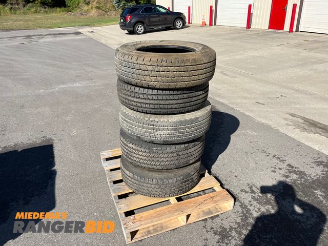 Lot 30-2932 - 4 tires appear to be new. R16 and R17