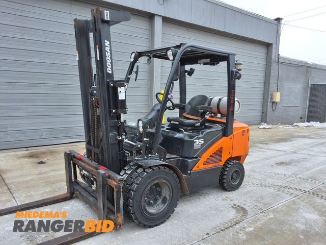 Lot 30-10835 - 2023 Doosan 7,000lbs Pneumatic  Forklift  - See Video for Operation