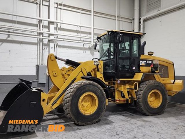 Lot 30-11054 - 2014 Cat 930K Loader Quick Attach,  Bucket, Forks
154 HP
18,444 Tipping Load
20.5R25 Tires
Heat/AC
H...