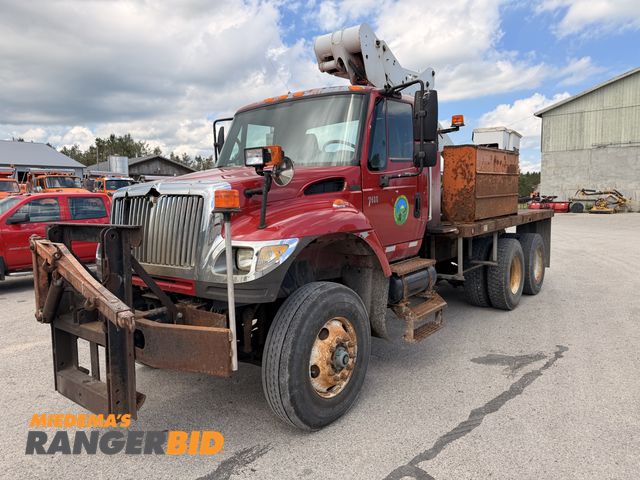 Lot 30-3962 - 2005 International 7600 6x4 Boom Truck / Bucket Truck / Aerial Bucket Truck
