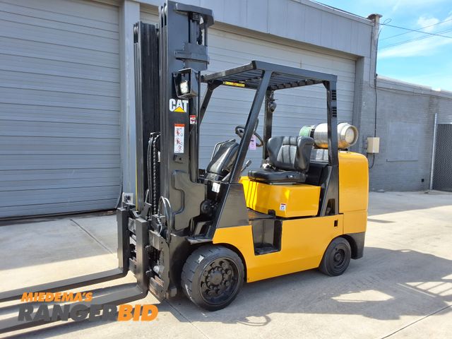 Lot 30-228 - 2006 Caterpillar 10,000lbs Capacity Forklift With Forkposition, See Video for Operation
