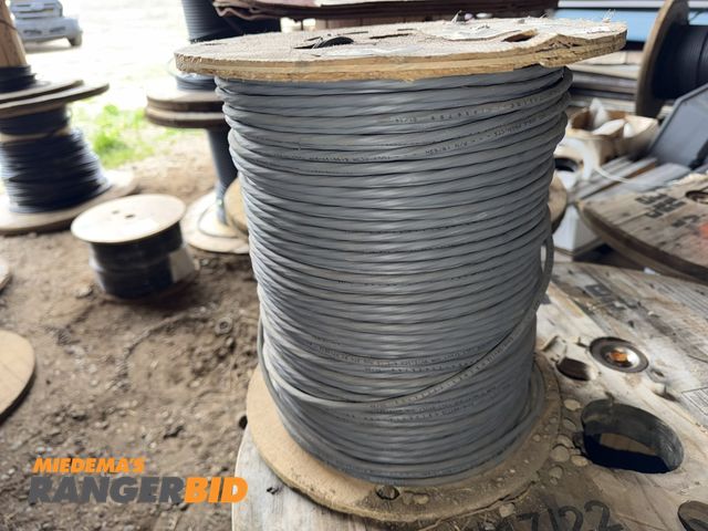 Lot 30-5764 - (1) spool of approx. 800' of Structured Cable Products, part #18/6SH-GY, shielded riser 18 gauge, 6/...