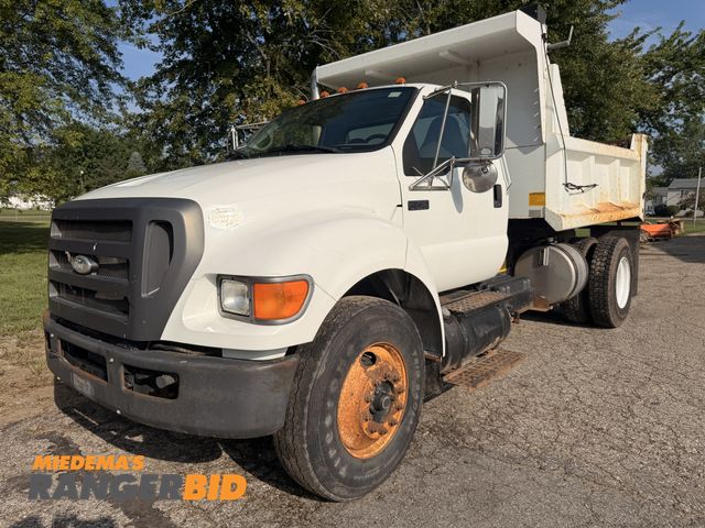 Lot 30-4004 - 2009 Ford F-750 4x2 with 21,562 miles Dump Truck
