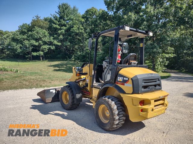 Lot 30-11495 - 2018 CAT 903D Loader Good condition, starts and runs well. Everything works as it should, new seat, ...