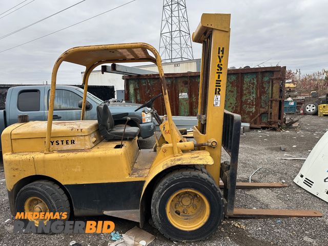 Lot 30-10074 - HYSTER HEAVY DUTY HYSTER FORKLIFT RUNS GOOD - 5379 HOURS ON IT