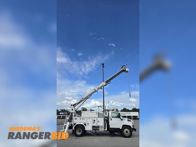 Lot 30-11276 - 2009 GMC C8500 CRANE DIGGER DERICK BOOM UTILITY TRUCK The Terex/Telelect Commander 4045 boom has a 4...