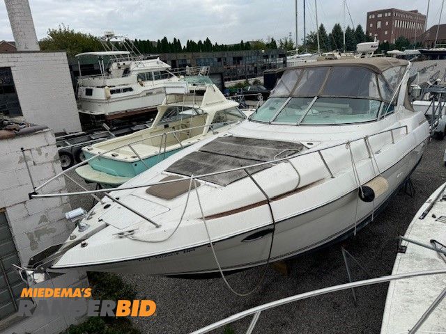 Lot 30-195 - 1995 Mercruiser Regal Commodore 322 Boat Open Bow