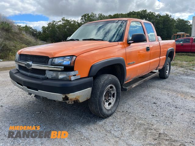 Lot 30-1437 - 2003 Chevrolet Silverado 2500HD with a 6.0L V8 OHV 16V engine. Extended Cab Pickup Truck RWD