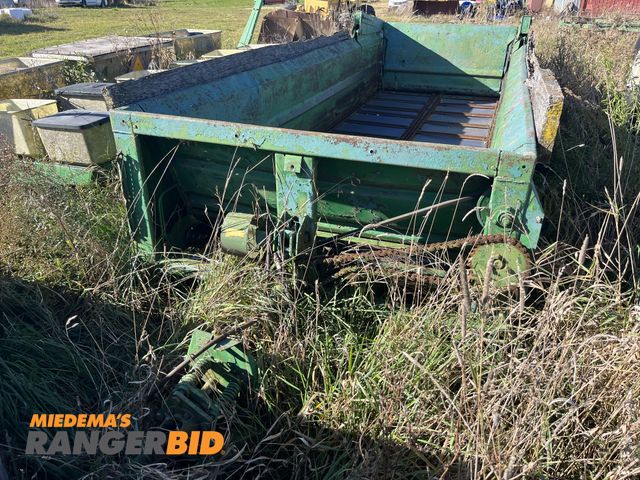 Lot 30-2016 - John Deere Manure spreader