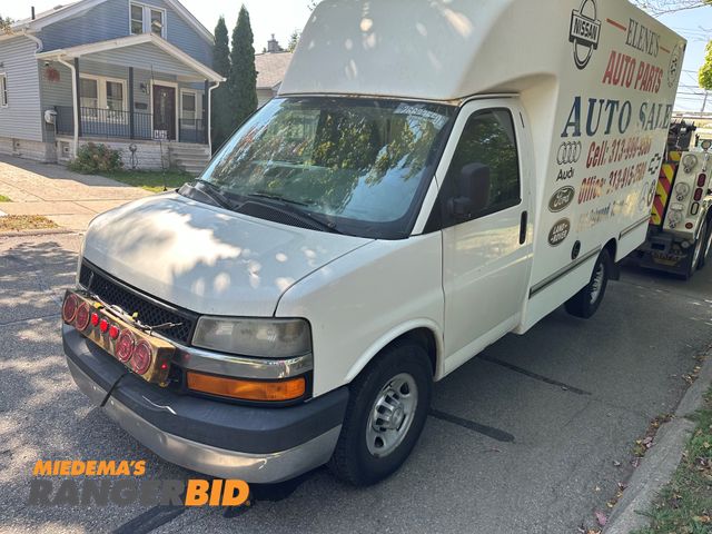 Lot 30-5623 - 2014 Chevrolet Express 3500 Box Truck