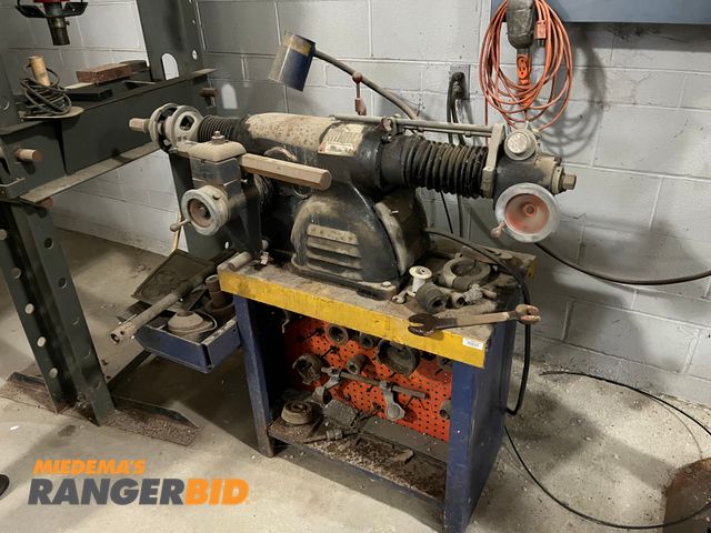 Lot 30-3392 - 1 Ammco Brake resurfacer Does drum or disc. Comes with stand. Municipality owned. Seller will load.