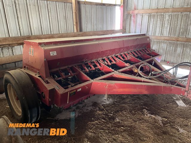 Lot 30-4000 - Case 5100 2 drill 21 hole 7" spacing Grain Drill