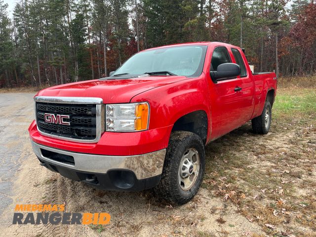 Lot 30-10025 - 2013 GMC Sierra 2500HD with a 6.0L V8 OHV 16V FFV engine. Extended Cab Pickup Truck 4x4