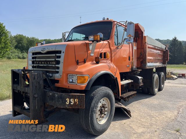 Lot 30-1065 - 2006 Sterling LT9500 6X4 with a 12.5L L6 DIESEL engine. Dump Truck