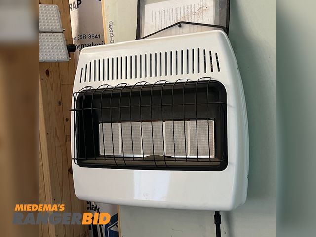 Lot 30-9778 - 1 Dyna-Glow IR30NMDG 30000 BTU Ventless natural gas wall mount heater Dyna-Glow 30,000 BTU ventless natural gas wall heater, model IR30NMDG.