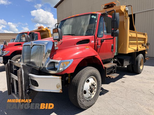 Lot 30-3546 - 2003 International 7400 4X2 Dump Truck