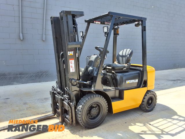 Lot 30-11275 - Caterpillar Diesel 4,000lbs Capacity Pneumatic Forklift With Forkposition - See Video for Operation