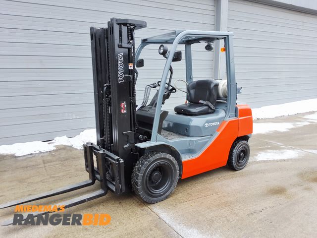 Lot 30-299 - 2016 Toyota 5,000lbs Capacity Pneumatic Forklift - See Video for Operation
