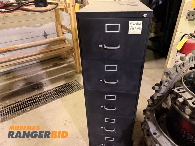 Lot 30-3731 - Lot of 6 Metal Filing Cabinets