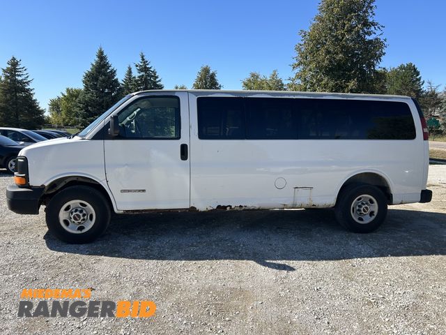 Lot 30-10713 - 2004 GMC Savana Passenger Van RWD