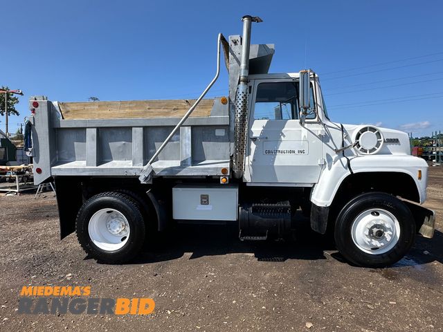 Lot 30-10603 - 1989 FORD L8000 Dump Truck FORD L8000 DUMP TRUCK
RUNS GREAT AND DUMPS
CLEAN INTERIOR AND EXTERIOR 
N...