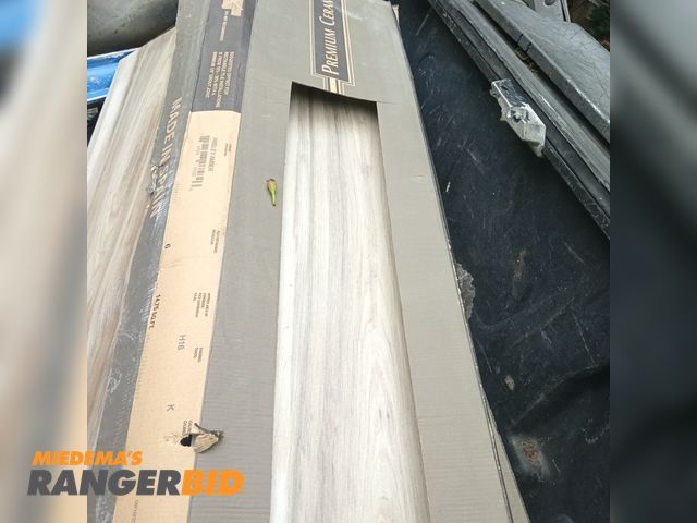 Lot 30-10167 - 5 Ceramic Box of ceramic tile approximately 8