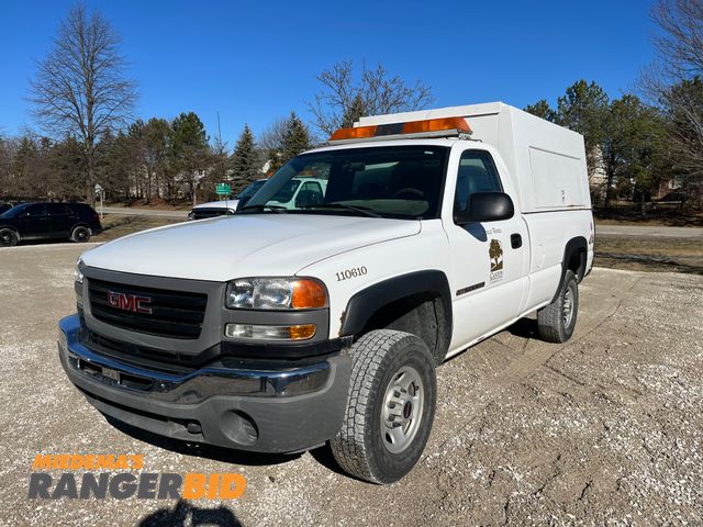 Lot 30-493 - 2006 GMC Sierra 2500HD with a 6.0L V8 OHV 16V engine. SL Regular Cab Long Box Pickup Truck 4x4