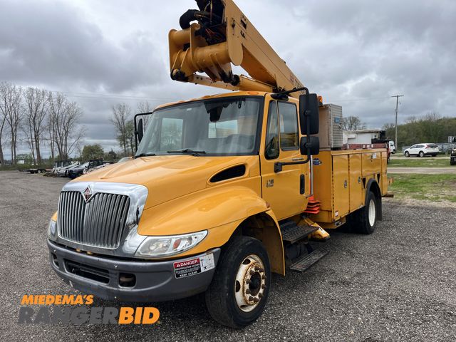 Lot 30-4723 - 2007 International 4200 4X2 Boom Truck / Bucket Truck / Aerial Bucket Truck