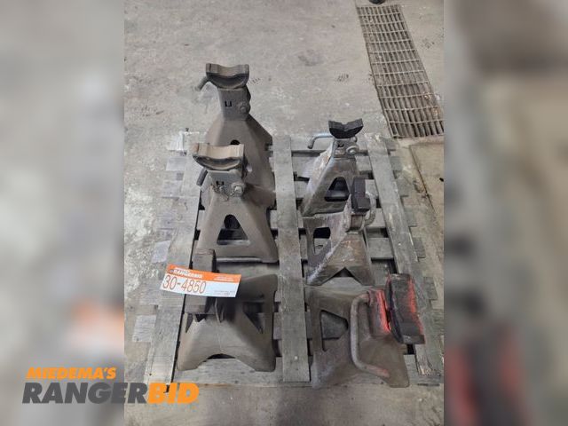 Lot 30-4850 - Pallet of Jack Stands
